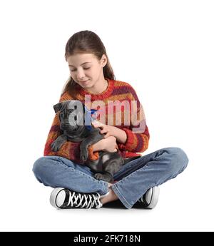 Jolie fille avec un chiot sur fond blanc Banque D'Images