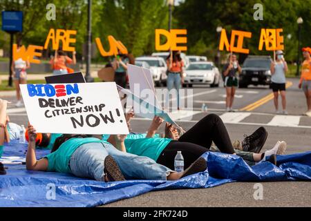 Washington, DC, États-Unis. 28 avril 2021. En photo : les immigrants avec United We Dream se trouvent dans la rue à l'une des intersections les plus achalandées de Washington pour exiger la fin des déportations et de la résidence et/ou de la citoyenneté pour les travailleurs sans papiers. Crédit : Allison C Bailey / Alamy Live News Banque D'Images