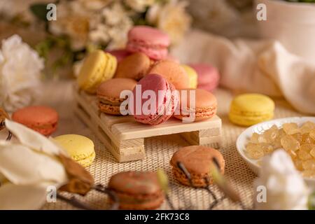 Macarons aux amandes françaises, petits gâteaux aérés et savoureux Banque D'Images