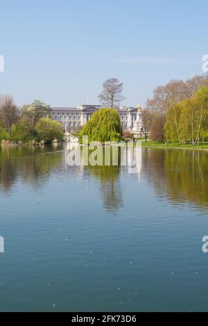 Le palais de Buckingham et le monument commémoratif Victoria vus depuis Blue Bridge qui traverse le lac ornemental de St James's Park Londres Angleterre Royaume-Uni Banque D'Images