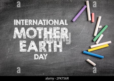 Journée internationale de la Terre mère le 22 avril. Morceaux de craie de couleur sur un tableau noir. Banque D'Images