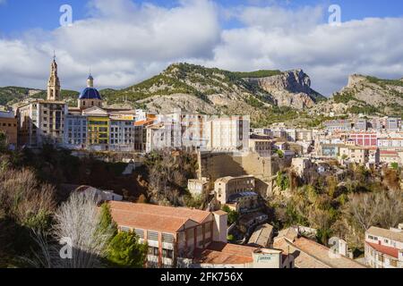 Vue panoramique sur Alcoy, Espagne. Paysage urbain industriel entouré de montagnes. Banque D'Images