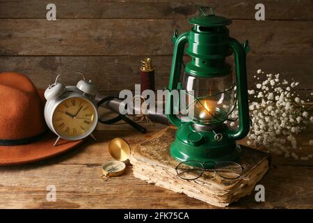 Lampe rétro élégante, réveil et compas sur fond de bois Banque D'Images