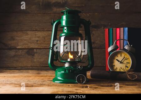 Lampe rétro élégante, réveil et compas sur fond de bois Banque D'Images