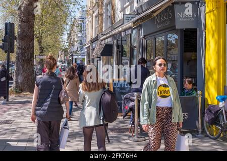 Chiswick High Road, une longue grande rue de boutiques et de restaurants dans l'ouest de Londres - Royaume-Uni Banque D'Images