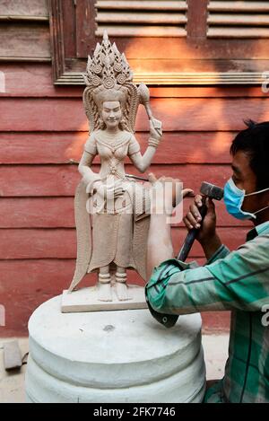 Un sculpturiste khmer travaillant sur sa sculpture d'Apsara à Siem Reap, Cambodge. Banque D'Images