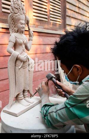 Un sculpturiste khmer travaillant sur sa sculpture d'Apsara à Siem Reap, Cambodge. Banque D'Images