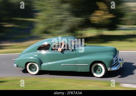 Custom 1940 - 1950 Hot Rod course à la vitesse avec les roues tournent et un arrière-plan flou. Banque D'Images