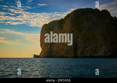 Les magnifiques falaises de Karst typiques de la province de Krabi illuminées par le coucher de soleil sur la mer d'Andaman au large de la côte de Ko Phi Phi Don, Thaïlande Banque D'Images