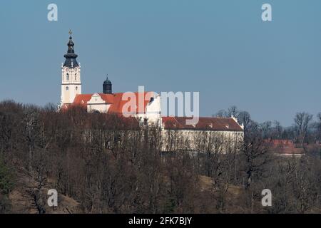 Stift Altenburg vu de la rivière Kamp, jour ensoleillé au début du printemps Banque D'Images