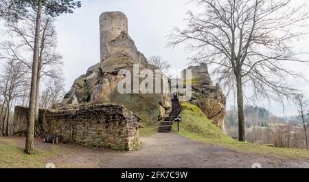 Panorama du château de Frydstejn le jour du printemps. Ruines de la forteresse populaire construite au XIIIe siècle à Mala Skala, en République tchèque Banque D'Images