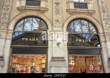 Milan, Italie - 16 septembre 2015 : enseigne Prada. Prada est une maison de luxe italienne de mode. Banque D'Images