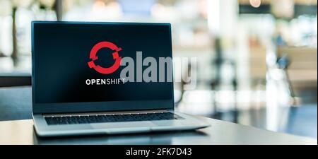 POZNAN, POL - APR 15, 2021 : ordinateur portable affichant le logo d'OpenShift, une famille de produits logiciels de conteneurisation développés par Red Hat Banque D'Images
