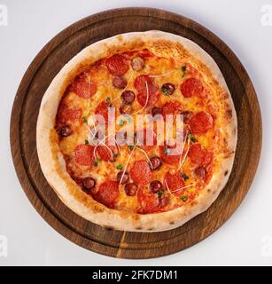 Vue de dessus de pizza chaude sur un stand en bois. Pizza bavaroise, avec sauce tomate - est idéal pour les connaisseurs de viandes fumées, parce qu'il combine épicé pepp Banque D'Images
