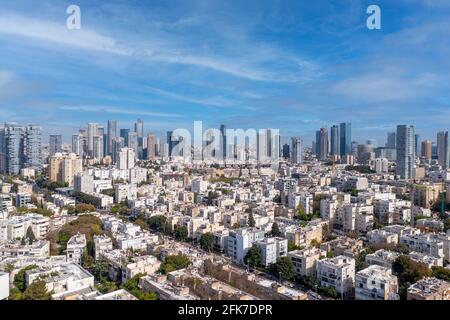 Horizon de tel Aviv sur la place Kikar Hamedina avec gratte-ciel du quartier des affaires à l'horizon, vue aérienne. Banque D'Images