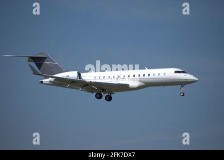 Bombardier Global Express XRS sur l'approche finale de L'aéroport international de Zurich en Suisse 24.4.2021 Banque D'Images