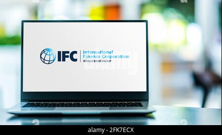 POZNAN, POL - APR 15, 2021: Ordinateur portable affichant le logo de la SFI, une institution qui offre des investissements, des conseils et des services pour encourager le développement Banque D'Images