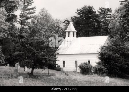 Le noir et blanc de l'église baptiste primitive de Cades Cove, parc national des Great Smoky Mountains, Tennessee Banque D'Images