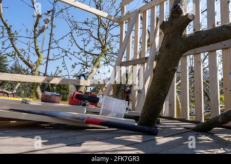 Construire une maison d'arbre. Les outils sont prêts. Banque D'Images