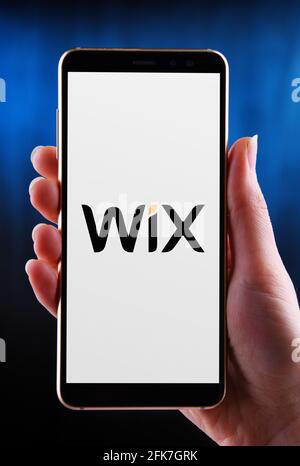 POZNAN, POL - APR 25, 2021: Main tenant smartphone affichant le logo Wix, une société israélienne de logiciels, fournissant des services de développement web basés sur le cloud Banque D'Images