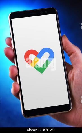 POZNAN, POL - APR 25, 2021: Main tenant smartphone affichant le logo de Google Fit, une plate-forme de suivi de la santé développée par Google pour l'opér Android Banque D'Images