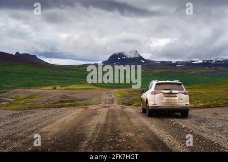 Véhicule de location de vus blanc sur la route de terre de Westfjords Région en Islande Banque D'Images