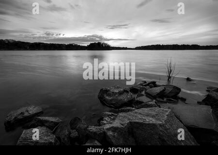 Sunrise, Lake Sidney Lanier - Comté de Hall, Géorgie. Lever de soleil au-dessus du lac Lanier au parc Little Hall le matin du printemps. Banque D'Images