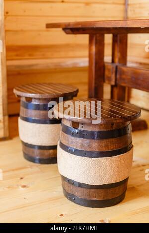 Le canon en bois comme un endroit pour s'asseoir à une table dans la pièce. Mobilier en bois. Banque D'Images