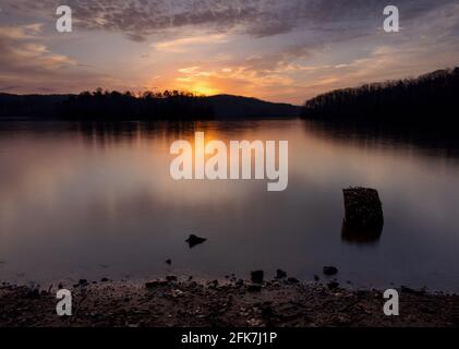 Sunrise - Wahoo Creek Park,Lake Sidney Lanier - Hall County,Géorgie. Le soleil commence à s'élever au-dessus des eaux calmes du lac Lanier. Banque D'Images