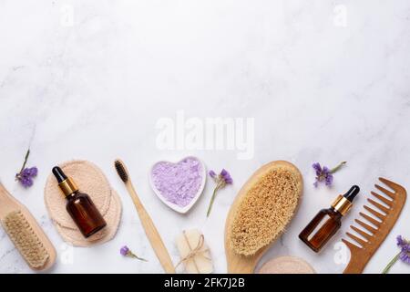 Produits de spa naturels et outils de salle de bain réutilisables sur fond de marbre. Pose à plat. Espace de copie - image Banque D'Images