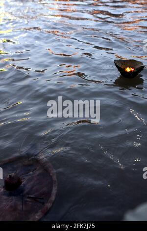 Inde, Uttarakhand, Haridwar. Le pèlerinage de Kumbh Mela. Pèlerins se baignant dans le Gange Banque D'Images