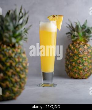 Jus de fruits frais sur un verre, jus d'ananas Banque D'Images