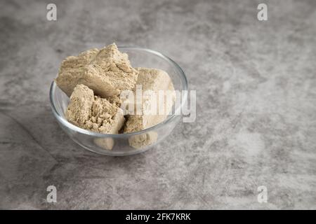 Plaque transparente avec halva à base de graines de tournesol . Banque D'Images