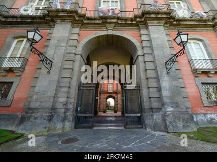 Naples - Italie - 23 février 2021 : extérieur du Palais Royal dans le parc de Capodimonte conçu par l'architecte en 1734 par Ferdinando Sanfelice Banque D'Images