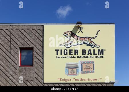 Anse, France - 14 juin 2020 : logo Tiger Balm sur un mur. Le baume du tigre est une pommade de la pharmacopée chinoise Banque D'Images