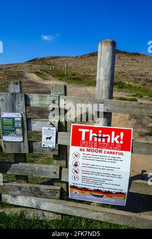Panneaux d'avertissement d'incendie, Bamford Edge, Peak District, National Park, Peaks, Derbyshire, Angleterre, Royaume-Uni Banque D'Images