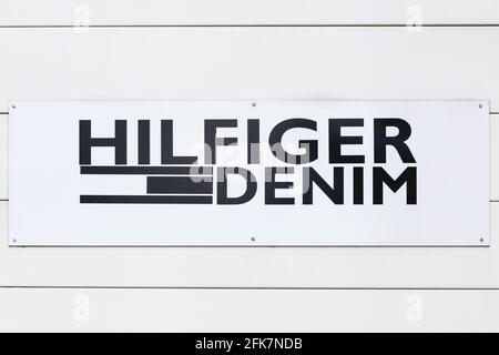 Saint Egreve, France - 16 juin 2019 : logo Tommy Hilfiger denim sur un mur Banque D'Images