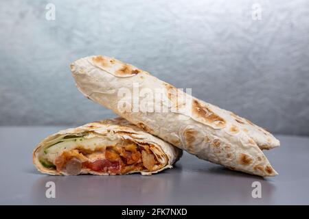 donne du pain pita avec garniture de poulet et légumes. Banque D'Images