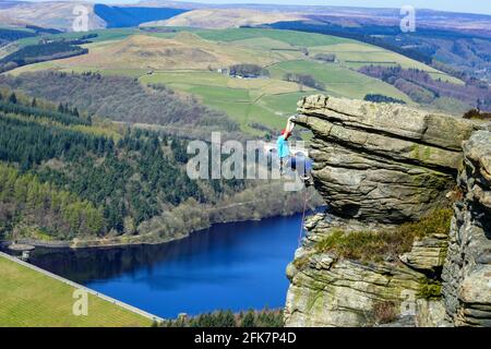 Grimpeur de rochers sur Bamford Edge au-dessus du réservoir Ladybower, Derbyshire, Peak District Banque D'Images