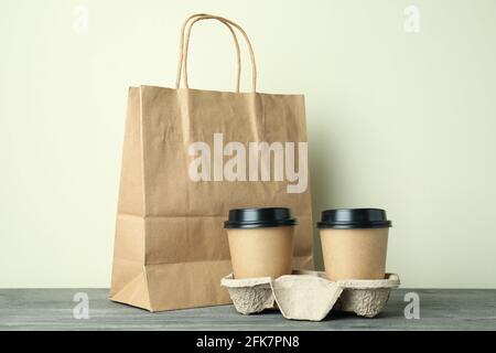 Emballages de livraison d'aliments vierges sur la table texturée grise Banque D'Images