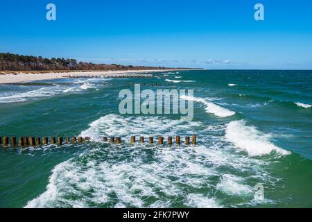 Vagues sur la côte de la mer Baltique à Zingst, en Allemagne. Banque D'Images