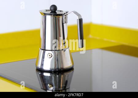 Cafetière geyser moderne en acier inoxydable dans la cuisine à induction panneau Banque D'Images