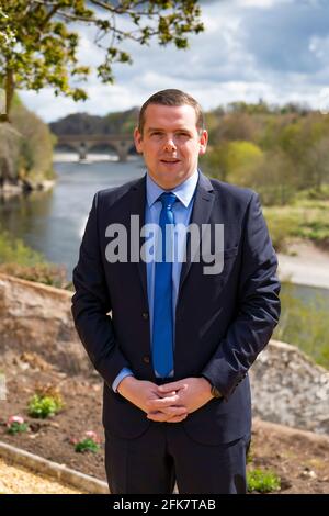 Coldstream, Écosse, Royaume-Uni. 29 avril 2021. Douglas Ross, chef du parti conservateur écossais, prononce un discours à Coldstream, aux frontières écossaises, appelant les électeurs pro-britanniques à utiliser leurs votes sur la liste du parti pêche pour sauver la relance de l’Écosse et mettre fin à un autre référendum. Pic; Douglas Ross rencontre des soutiens et les médias au parc Henderson à Coldstream, qui se trouve à la frontière entre l'Écosse et l'Angleterre. Iain Masterton/Alay Live News Banque D'Images