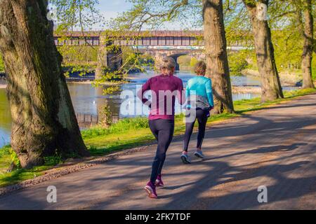 Preston, Lancashire, Royaume-Uni. Météo Royaume-Uni. Un ciel bleu et une matinée ensoleillée au printemps tandis que les habitants de la région font de légers exercices le long des rives du Ribble. Les routes du réseau 6 et 62 avec des avenues bordées d'arbres traversent le parc et il y a des kilomètres de sentiers de jogging bien garnis et des promenades au bord de la rivière. Crédit MediaWorldImages/AlamyLiveNews Banque D'Images