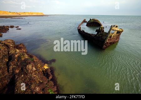 SS Carbon, était un remorqueur à vapeur qui a frappé les roches en 1947 alors qu'il était en marche pour récupérer. Compton Bay.Isle of Wight, Angleterre, Royaume-Uni Banque D'Images