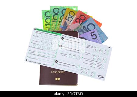 Carte de passager vierge pour l'Australie sur passeport avec un autre australien dollar argent billet isolé sur fond blanc Banque D'Images