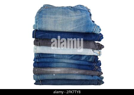 Pile de vêtements pliés, pantalon jeans bleu, pantalon denim bleu foncé isolé sur fond blanc Banque D'Images