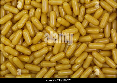 Gelée royale très concentrée dans les capsules de gel souple, produits d'abeille de qualité supérieure utilisés comme supplément alimentaire Banque D'Images