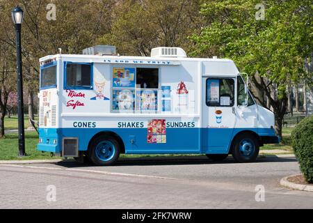 Un camion de crème glacée Mister Softee stationné dans le parc Flushing Meadows Corona à Queens, New York. Banque D'Images