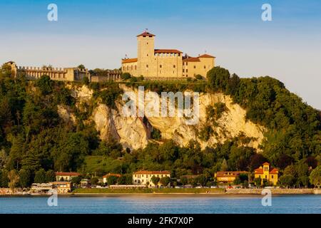 Angera, province de Varèse, Lombardie, Italie. Forteresse médiévale connue sous le nom de Rocca Borromeo et située au-dessus du Lago Maggiore ou du lac majeur. Banque D'Images